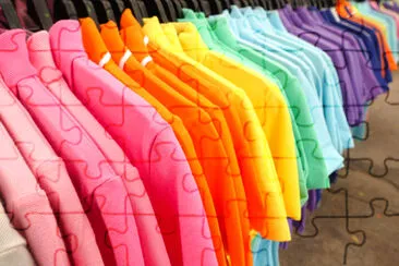 Roupas da moda em cabideiro - colorido brilhante