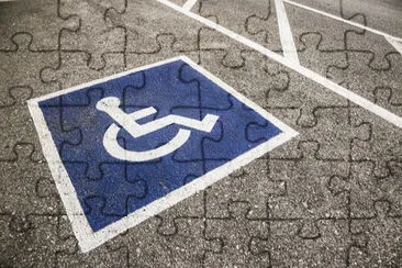 Símbolo de deficientes físicos pintado em uma vaga de estacionamento