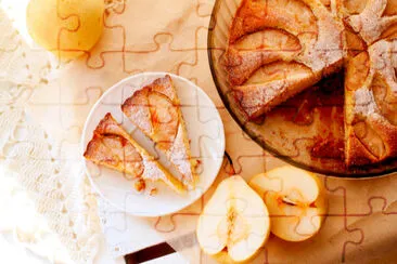 Deux morceaux de gâteau de tarte aux poires sur plaque blanche avec fr