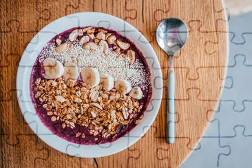 Vacker blåbärsbanan smoothie bowl med en sp