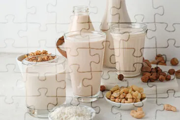 Assortimento di gustoso latte vegano sul tavolo luminoso