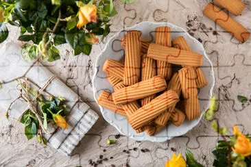 Bâtonnets de biscuit fourrés aux fruits. Croustillant et crum