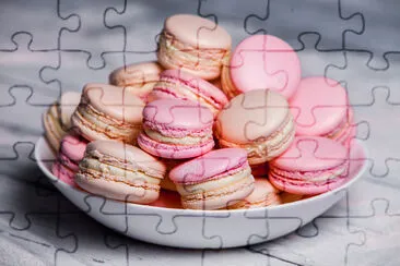 Galletas de macarrón en tazón de fuente blanco