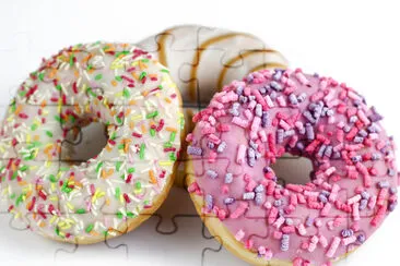 Bunter leckerer Donut auf weißem Hintergrund. Grün,