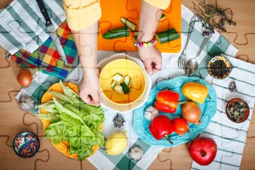 kvinnan förbereder en sallad med grönsaker. läka