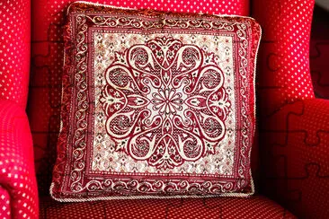 Oreiller motif rouge sur chaise rouge