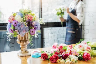 Mains de femme faisant la composition de fleurs au fleuriste w