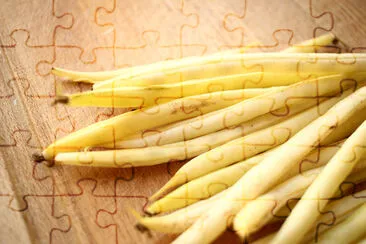 Haricots jaunes (haricots français) sur table en bois rustique