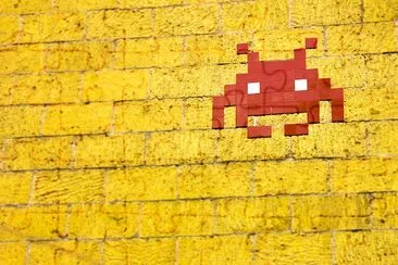 Mosaic Space Invader an der Wand