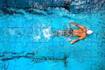 Uomo che nuota in piscina