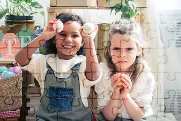 Enfants avec des oeufs de Pâques