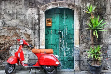 Vespa roja en la ciudad