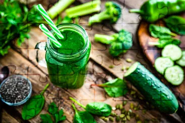 Eine Draufsicht auf ein Glas Smoothie mit Brokkoli