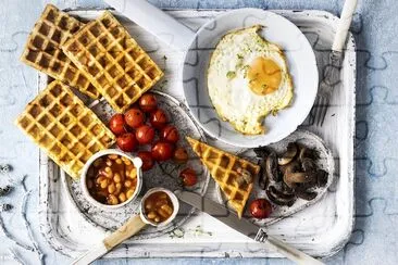 Desayuno de huevos y gofres