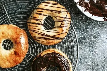 Donuts caseros recién horneados