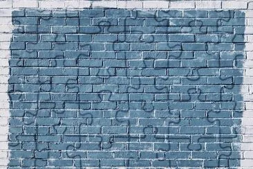 Blaues Rechteck auf einer weißen Backsteinmauer