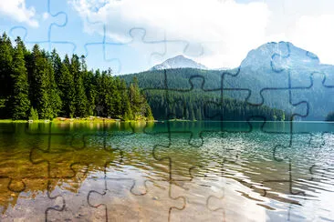 Glacial Black Lake e montagne del Montonegro