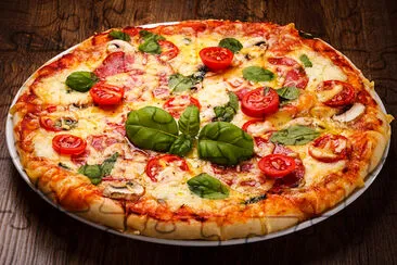 pizza con tomates