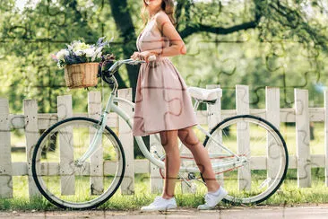 Mulher andando de bicicleta retrô