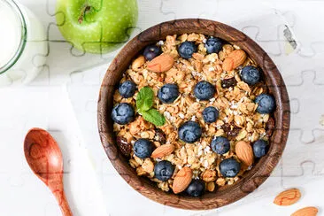 Müslischale mit Blaubeeren und Mandelnüssen