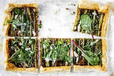 Crostata di asparagi al pesto rosso al forno