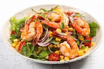 Plato De Ensalada De Maíz Tailandés Con Mariscos Y Camarones