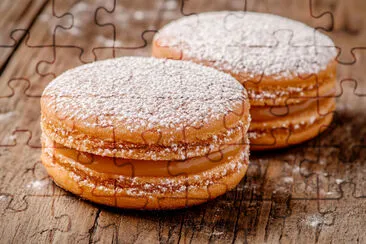 Argentinska Alfajores på ett vintage träbord