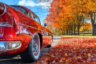 Coche antiguo en paisaje otoñal