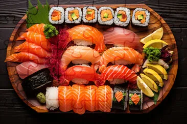 Bandeja de sushi japonês abundante