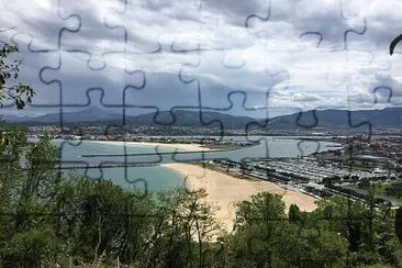 Vue sur Hondarribia et Hendaye hier avant la pluie jigsaw puzzle