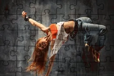 Chica brincando jigsaw puzzle