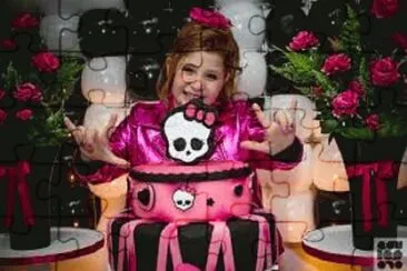 Giulia Garcia na festa dela da Monster High jigsaw puzzle