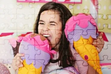 Maisa Silva com sorvete de pelucia jigsaw puzzle