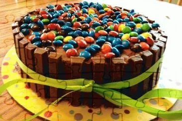 Una tarta con muchas golosinas jigsaw puzzle