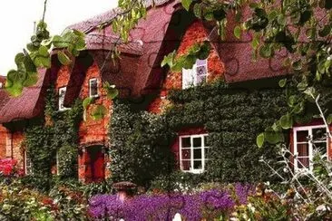 Garden Cottage in Cotswolds England