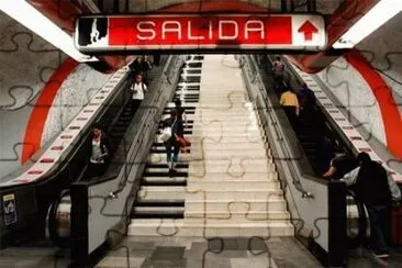 ESCALERAS DEL METRO CONVERTIDAS EN PIANO, D.F.