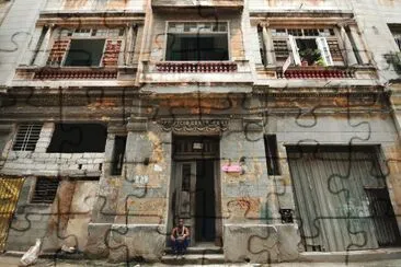 Edificio casi en ruinas jigsaw puzzle