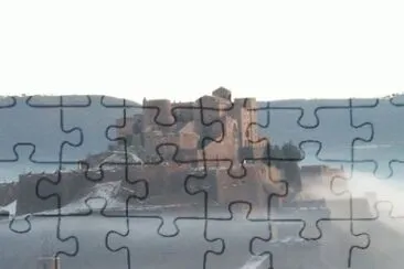 CASTILLO RODEADO POR LA NIEBLA jigsaw puzzle