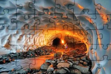 Cueva de hielo en Kamchatka jigsaw puzzle