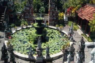 Templo cerca de Lovina. Indonesia