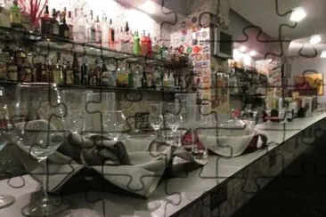 פאזל של Hermoso bar dentro del restaurante