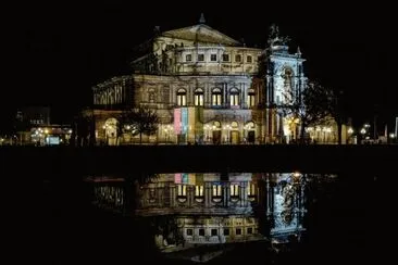 Reflejo Fuente De La Casa De Opera Semperoper