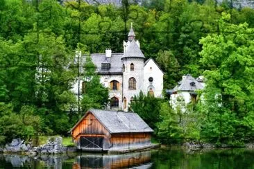 castle-at-the-lake-hallstatt