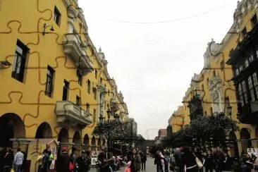 Calle peatonal en centro histÃ³rico de Lima, PerÃº.