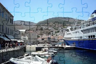 Arribo de crucero en isla griega del Mar Egeo. jigsaw puzzle