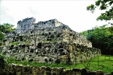 Zona arqueolÃ³gica San Miguelito, en CancÃºn. jigsaw puzzle