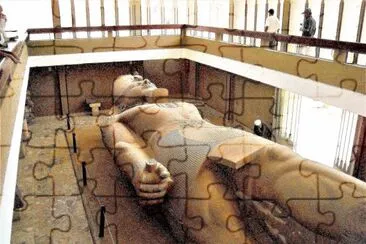 Estatua colosal en la antigua Memphis, Egipto. jigsaw puzzle