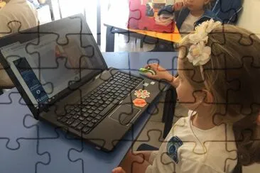 niÃ±a en sala de informÃ¡tica