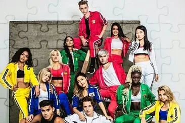 פאזל של now united