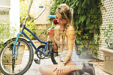 פאזל של emili and her bike plus roses